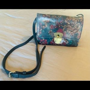 Patricia Nash purse. Floral. Organizing pockets
